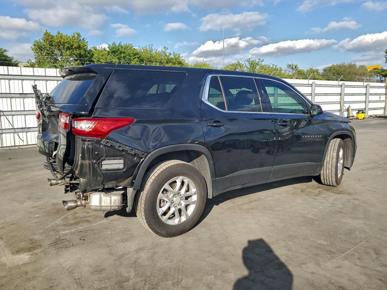2020 Chevrolet Traverse Ls - Фото 3