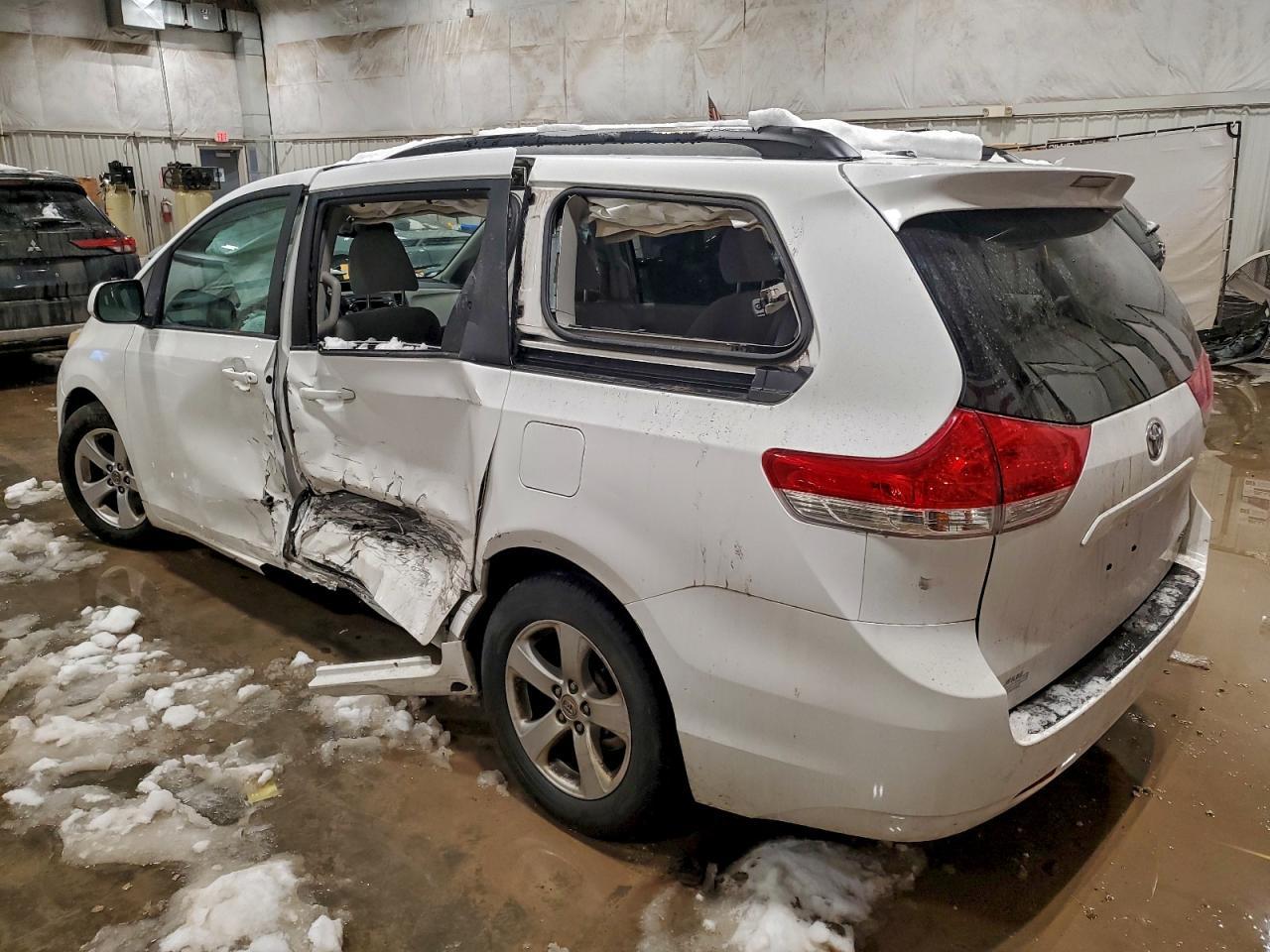 2011 Toyota Sienna Le - Фото 2