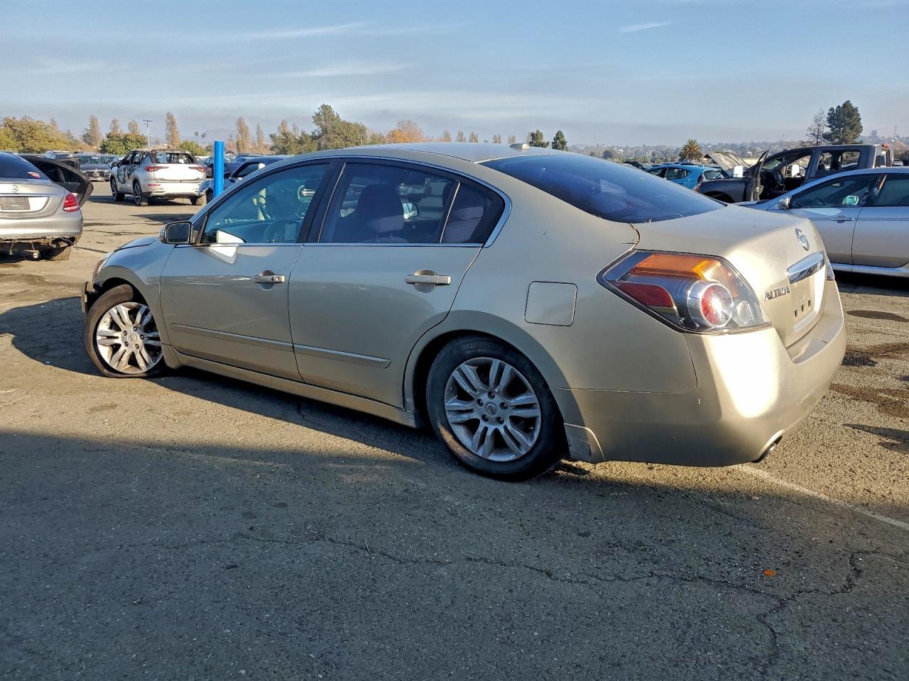2010 Nissan Altima Base - Image 2