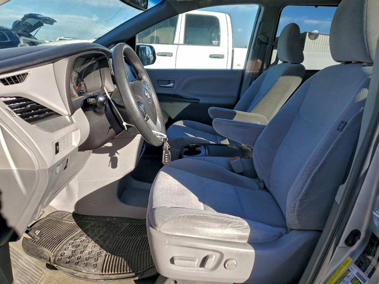 2017 Toyota Sienna Le - Фото 7