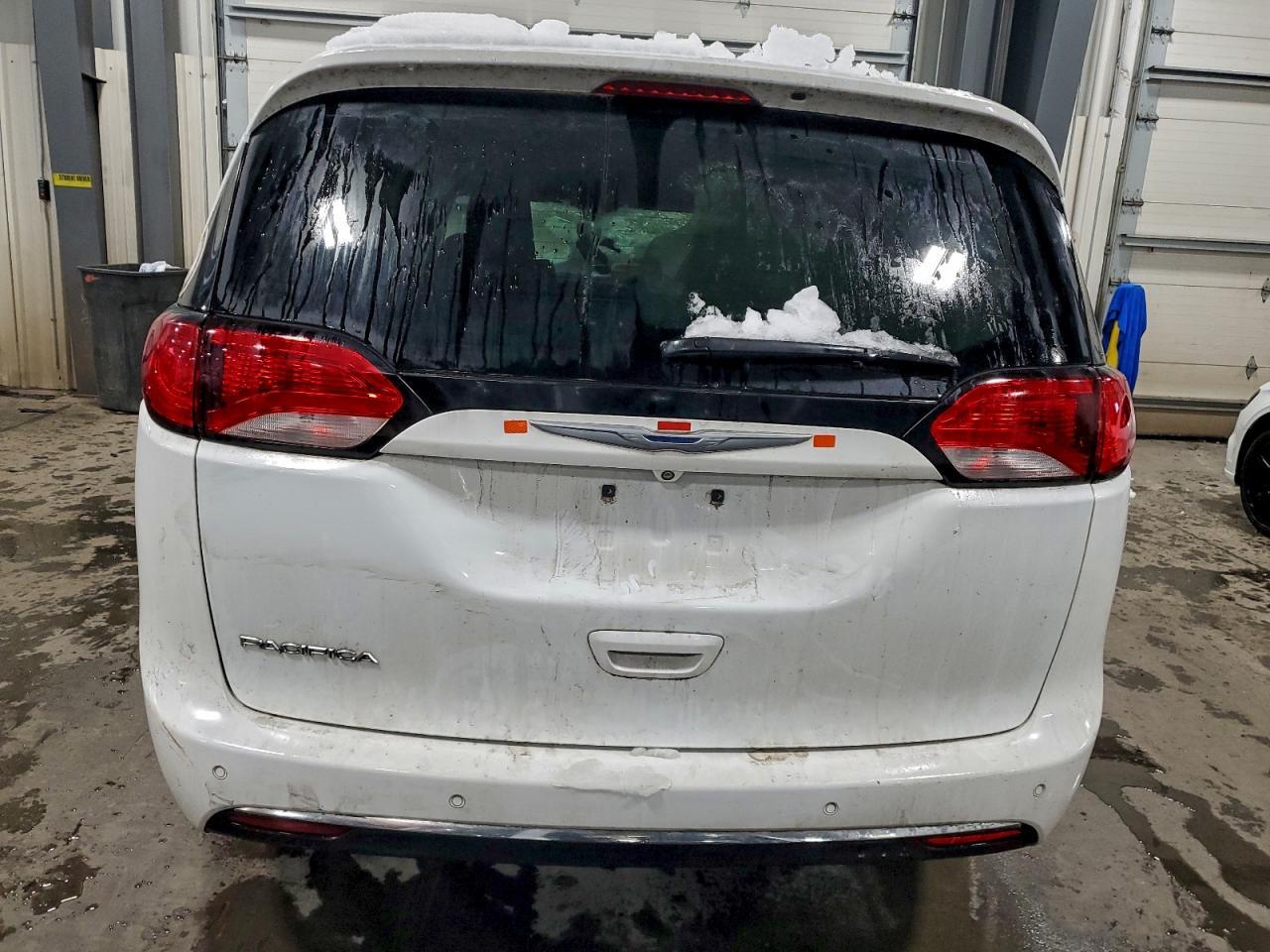 2017 Chrysler Pacifica Touring L - Image 6