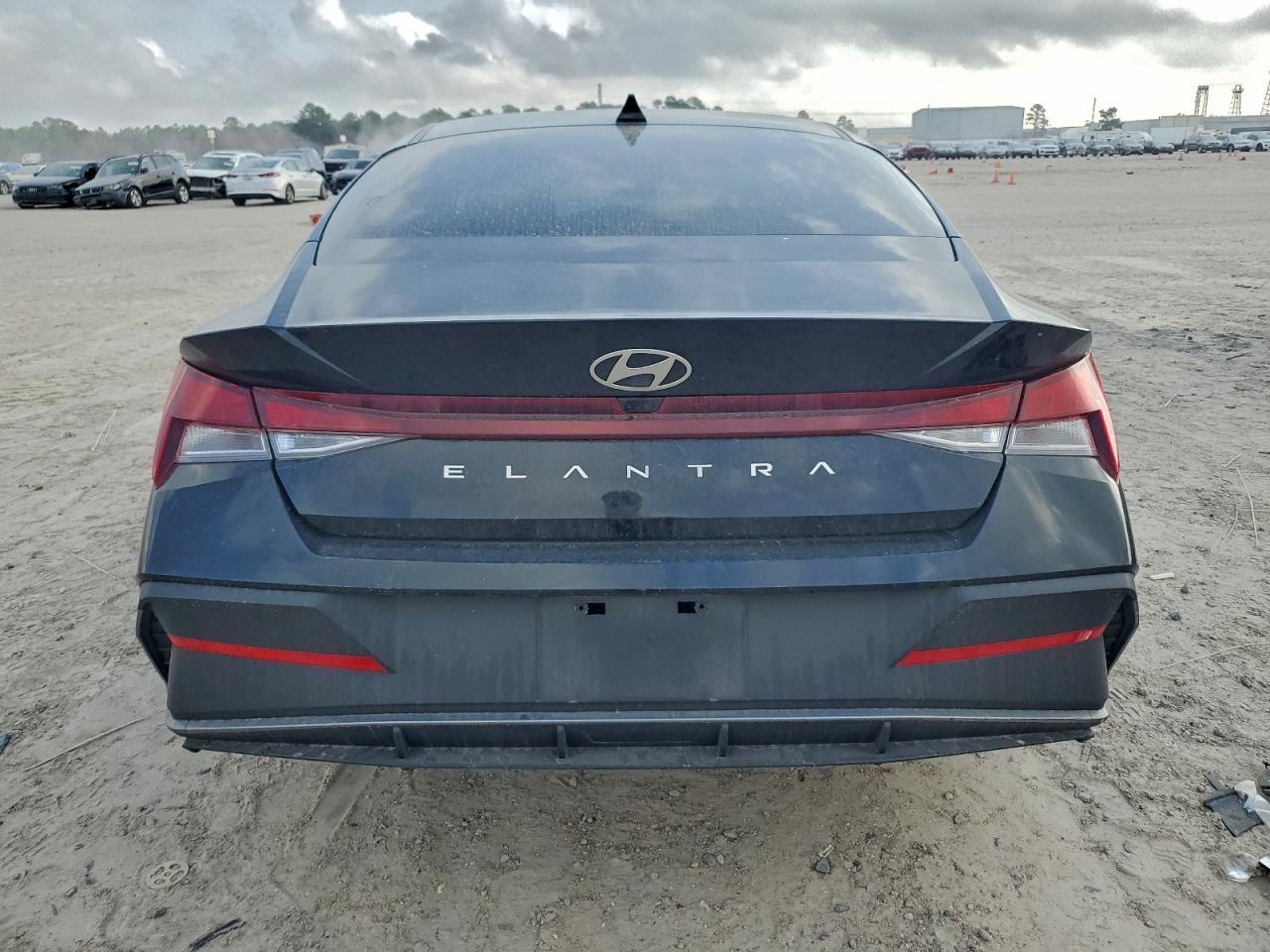 2025 Hyundai Elantra Se - Фото 6