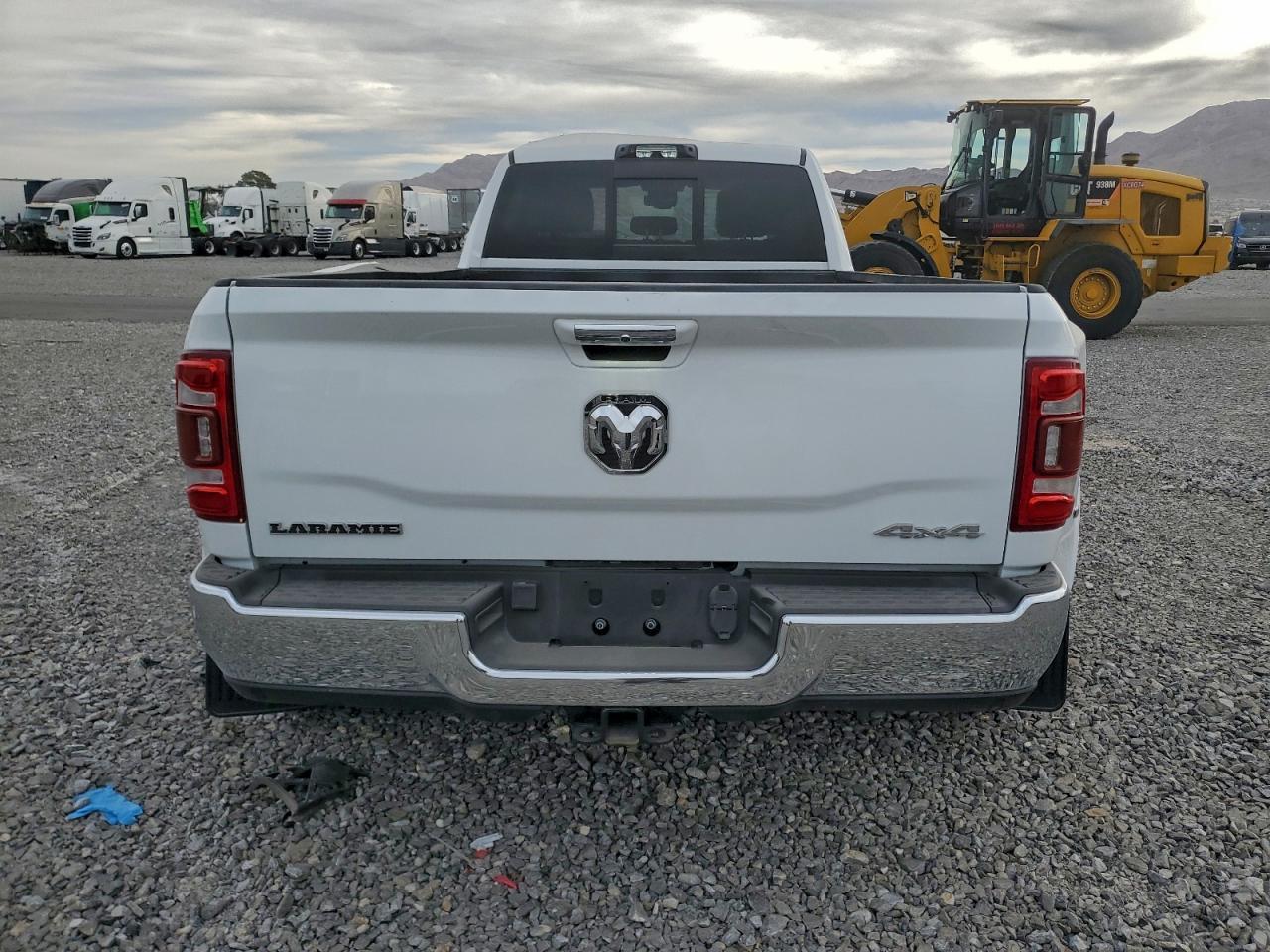 2022 Ram 3500 Laramie - Фото 6