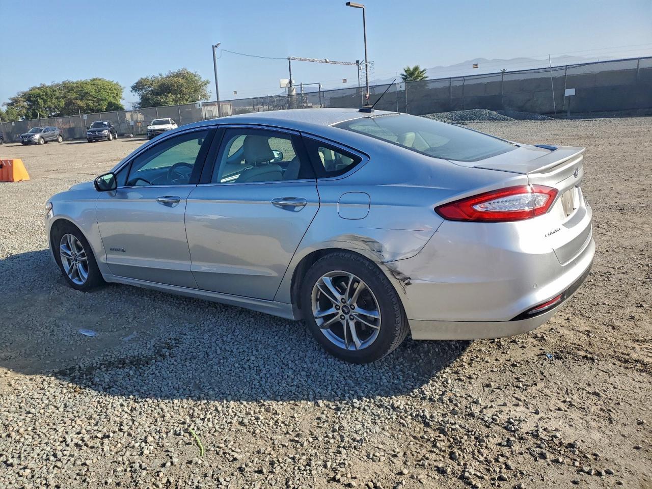 2016 Ford Fusion Titanium Hev - Фото 2