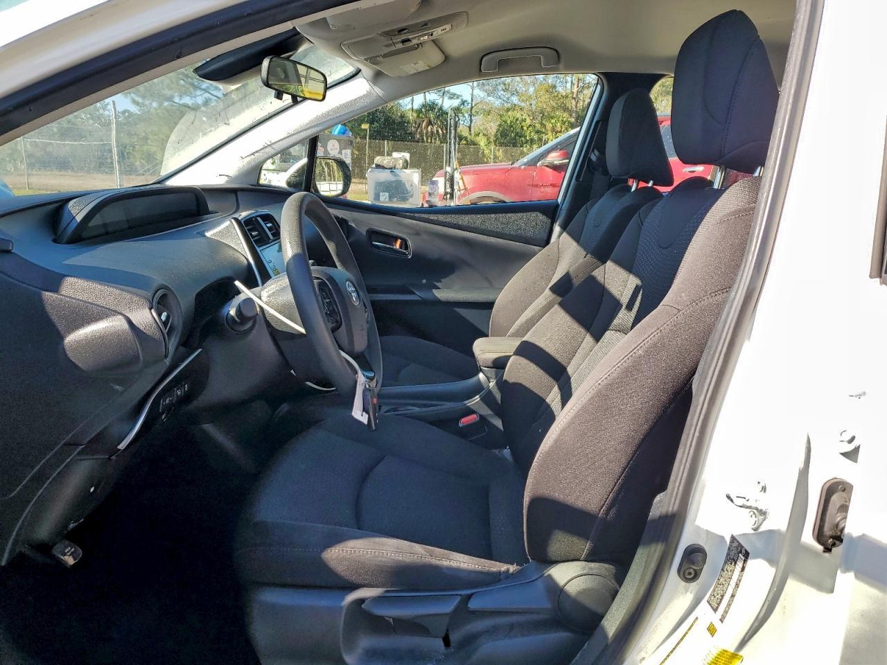 2020 Toyota Prius L - Фото 7