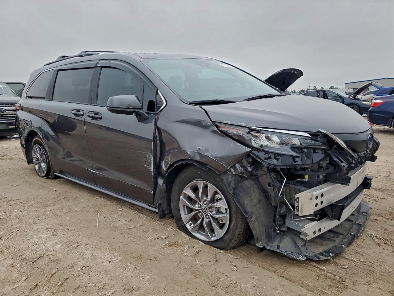 2025 Toyota Sienna Le - Image 4