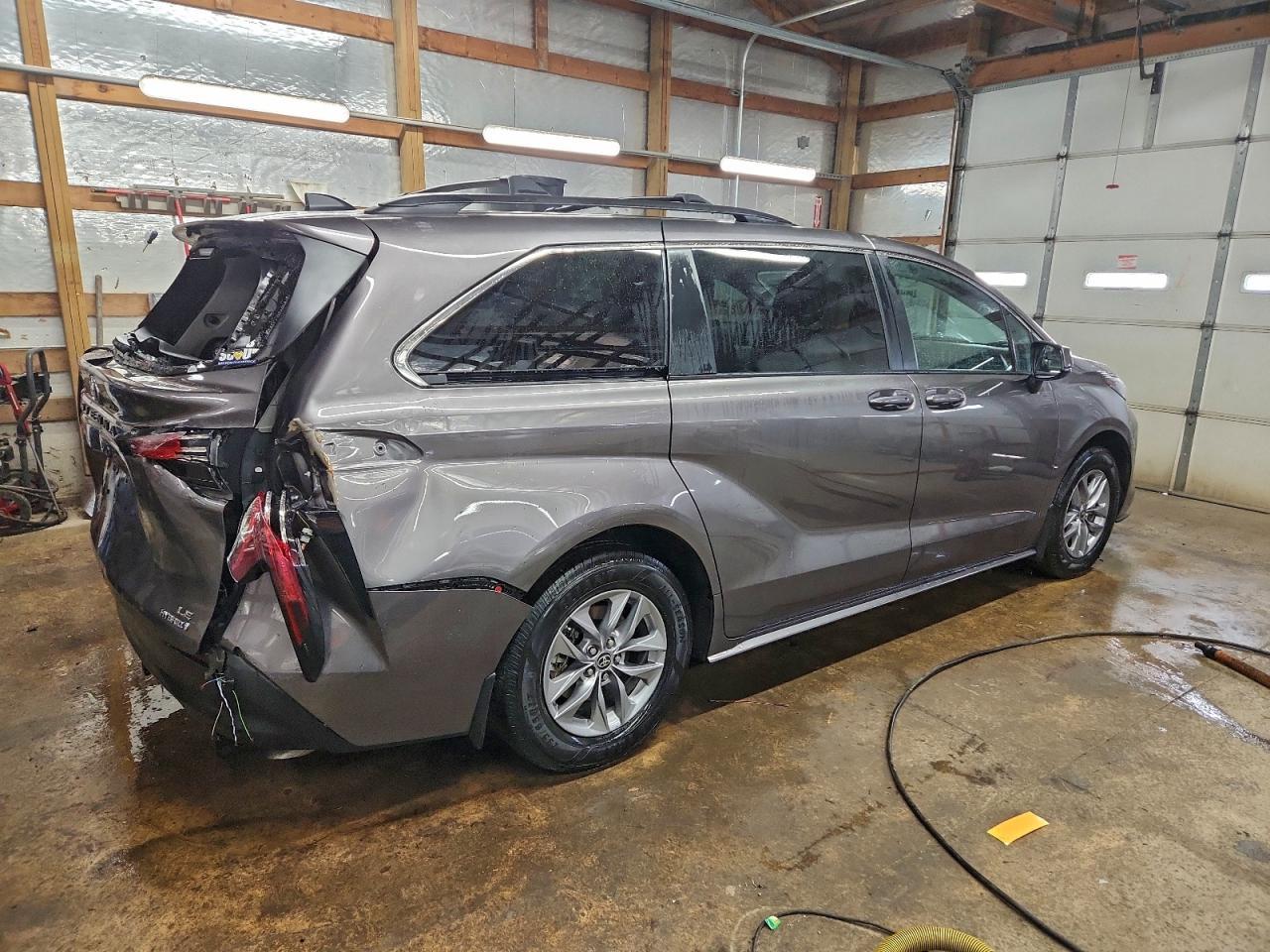 2022 Toyota Sienna Le - Фото 3