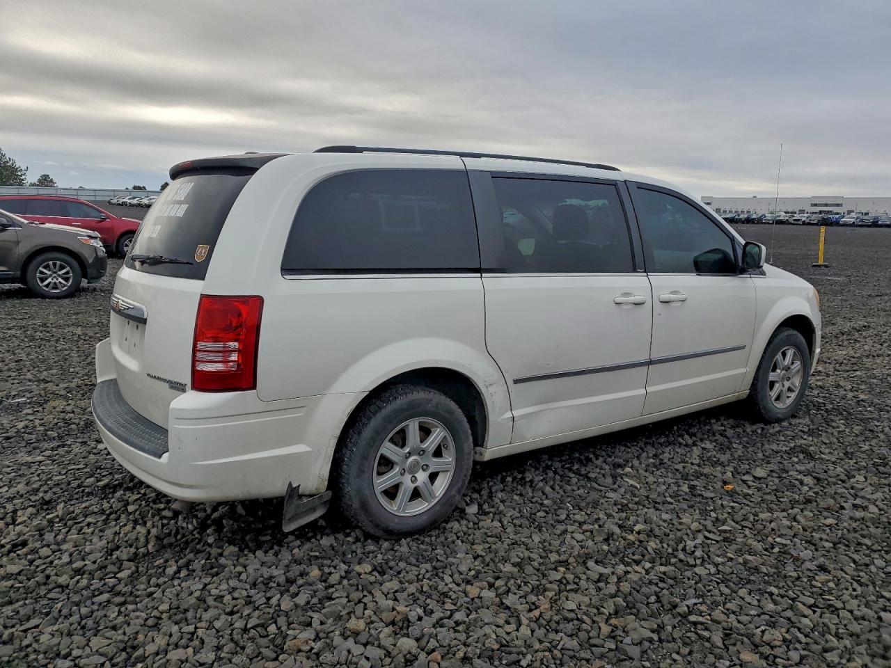 2010 Chrysler Town & Country Touring - Фото 3