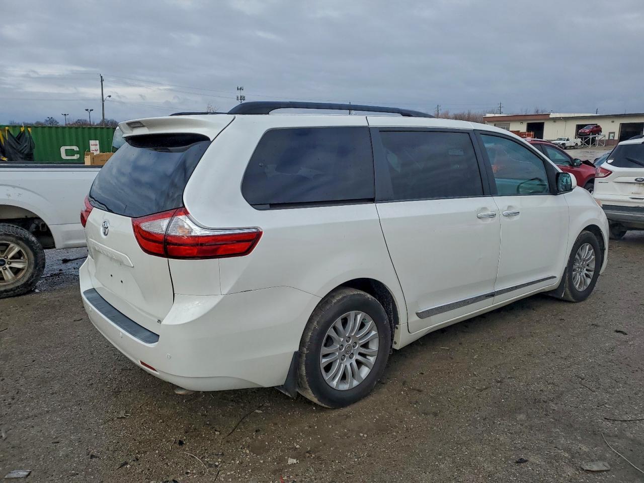 2015 Toyota Sienna Xle - Image 3
