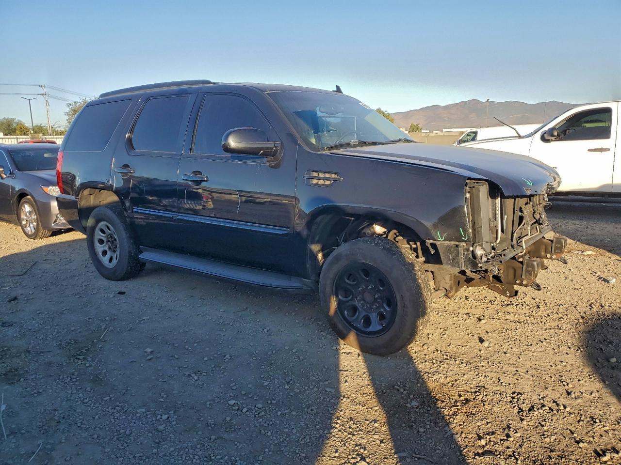 2012 Cadillac Escalade Luxury - Image 4
