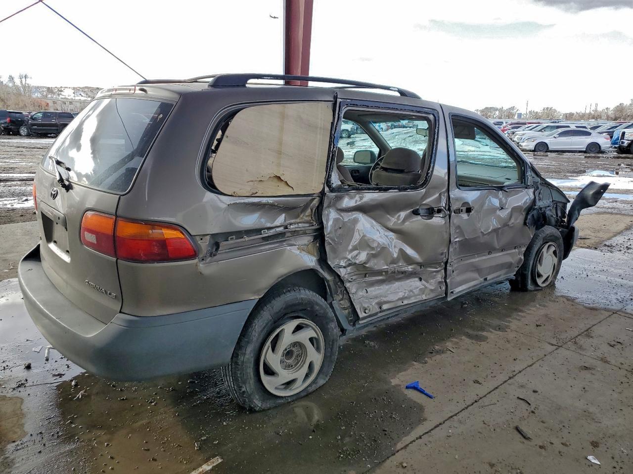 1998 Toyota Sienna Le - Image 3