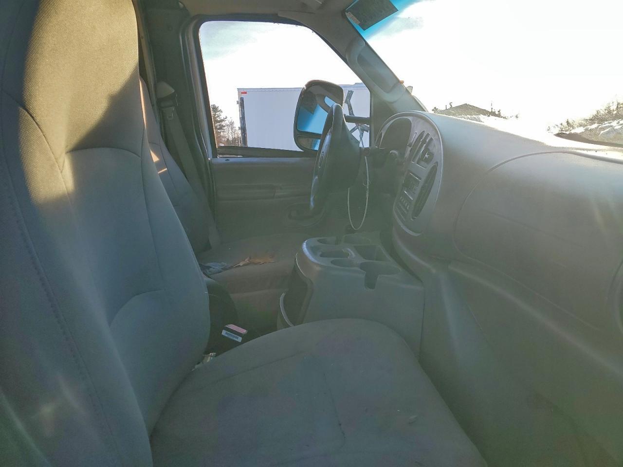 2005 Ford E350 Utility / Service Truck - Image 7