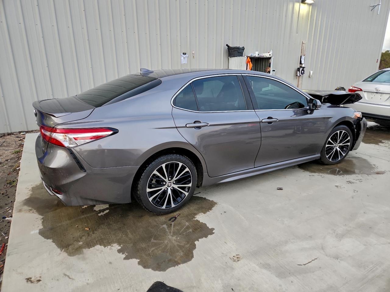 2020 Toyota Camry Se - Фото 3