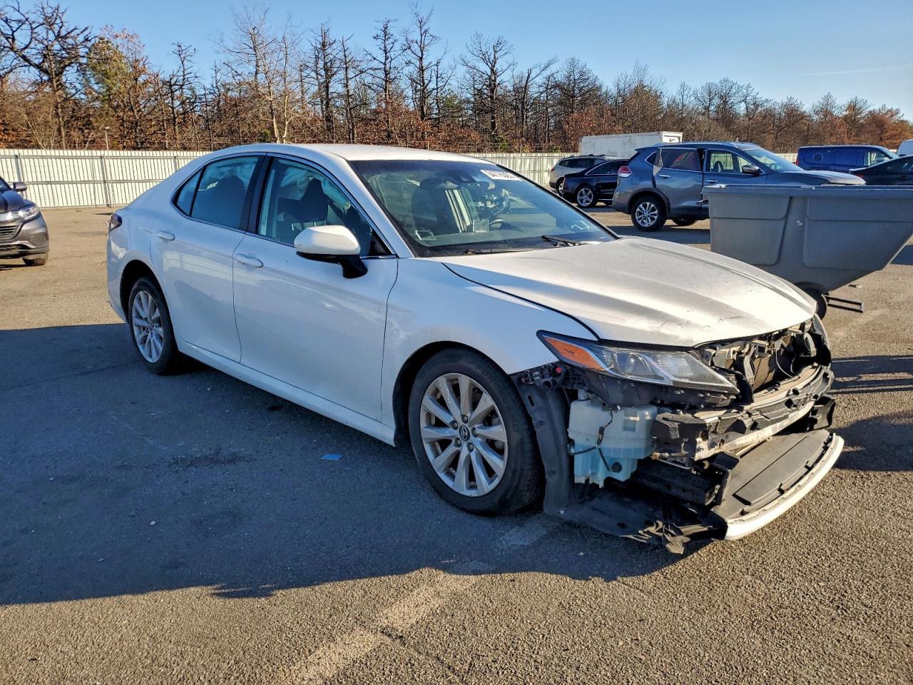 2020 Toyota Camry Le - Фото 4