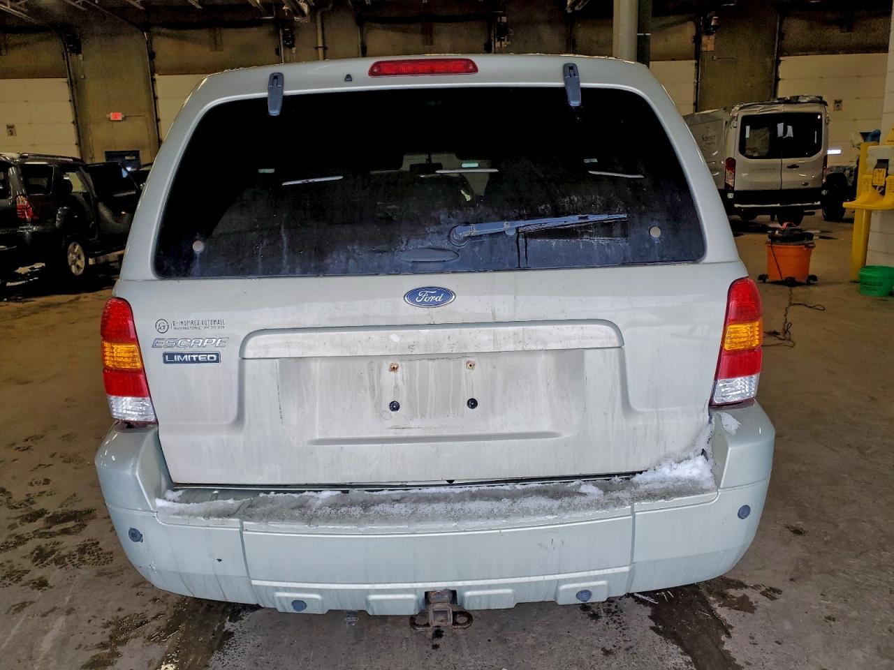2005 Ford Escape Limited - Image 6