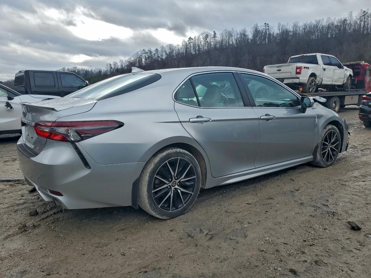 2022 Toyota Camry Se - Фото 3