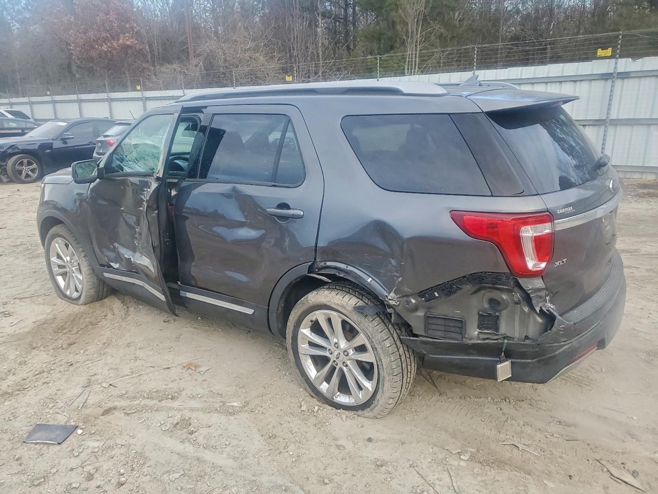 2019 Ford Explorer Xlt - Фото 2