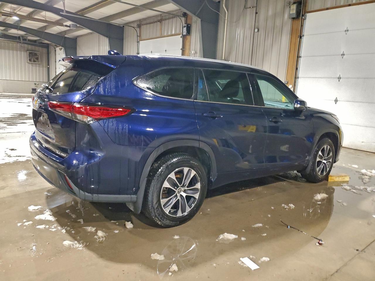 2022 Toyota Highlander Xle - Image 3