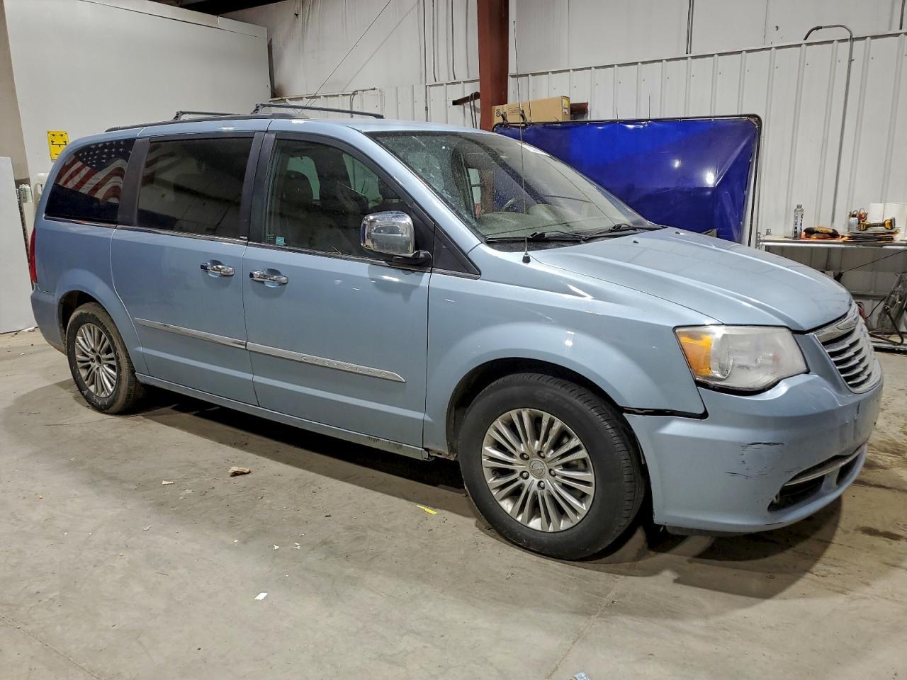 2013 Chrysler Town & Country Touring L - Фото 4