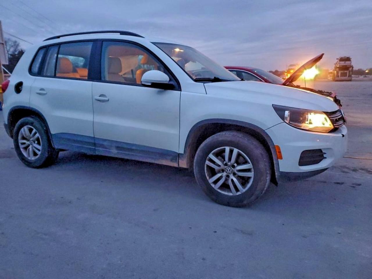 2017 Volkswagen Tiguan S - Фото 4
