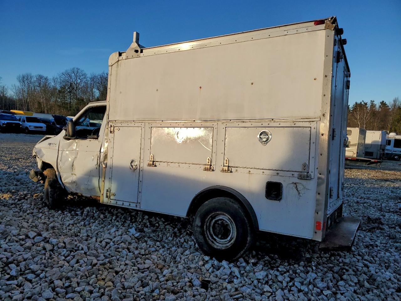 2005 Ford E350 Utility / Service Truck - Image 2