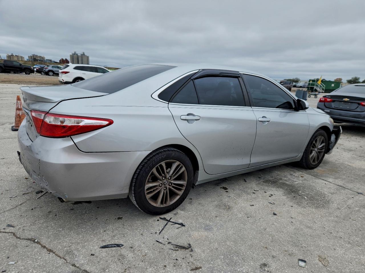 2016 Toyota Camry Le - Фото 3