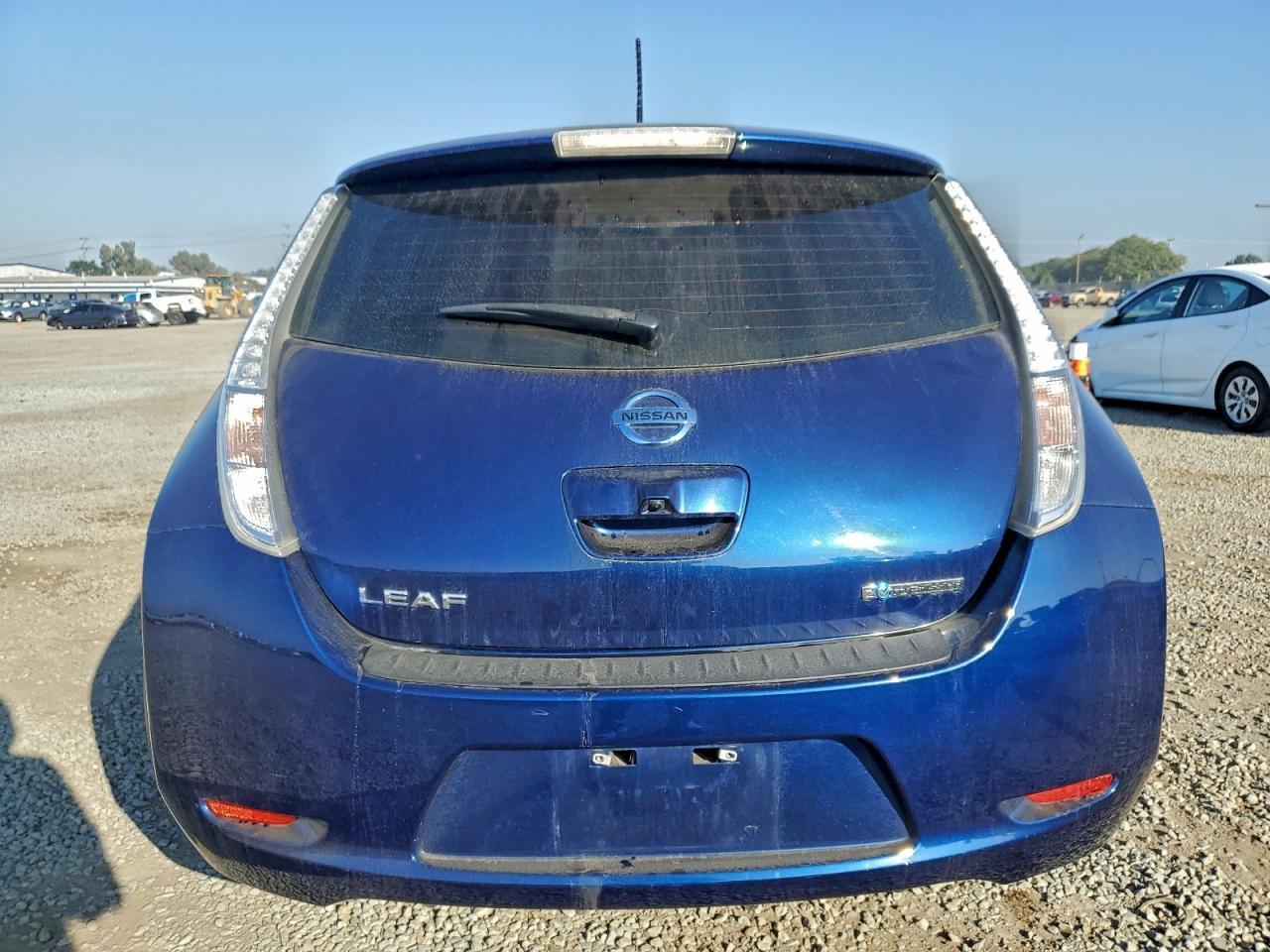2017 Nissan Leaf S - Image 6