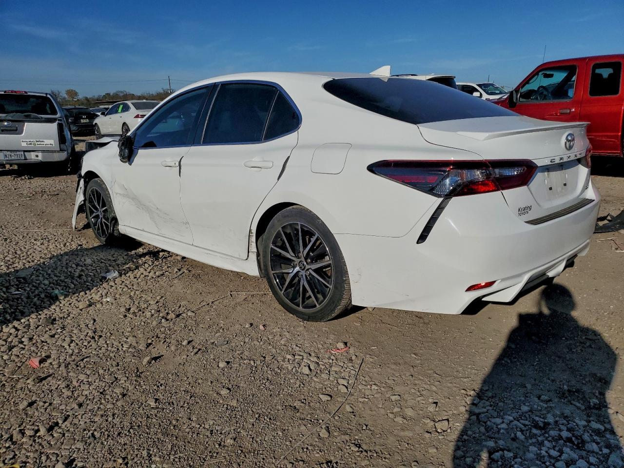 2022 Toyota Camry Se - Фото 2