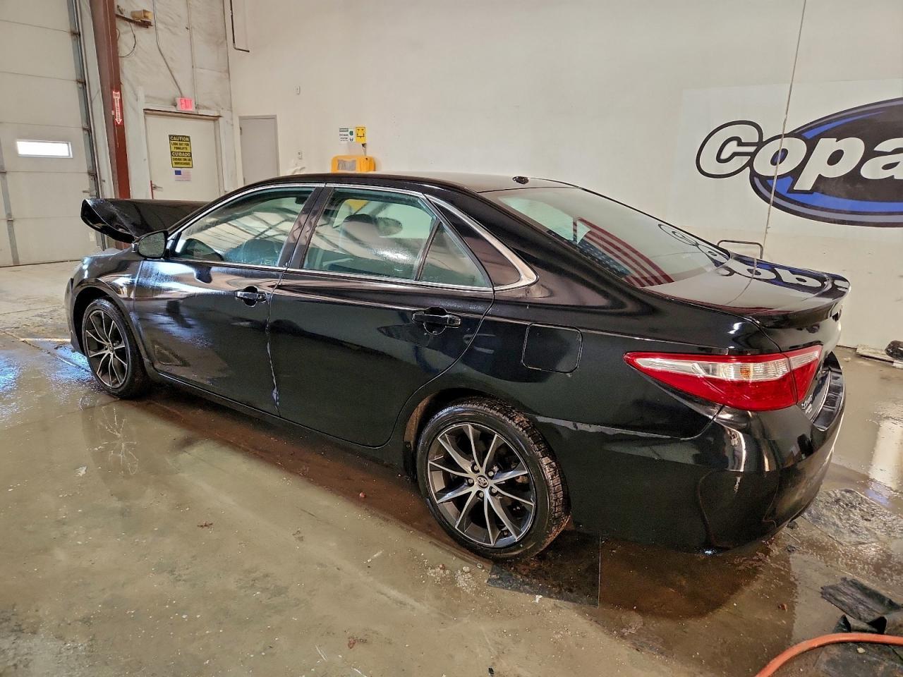 2016 Toyota Camry Le - Фото 2