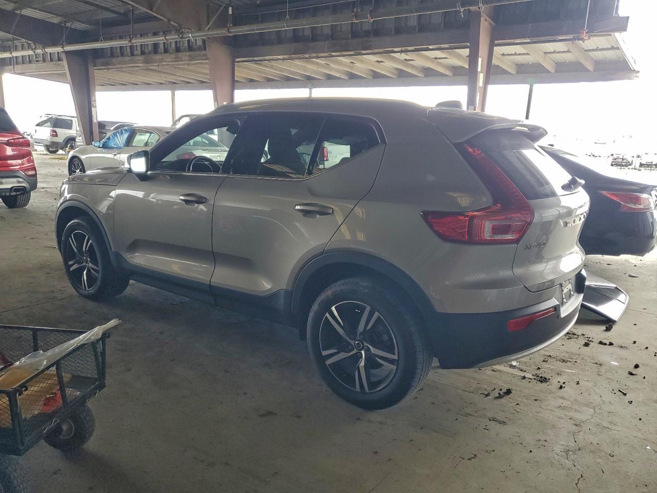 2024 Volvo Xc40 Core - Фото 2