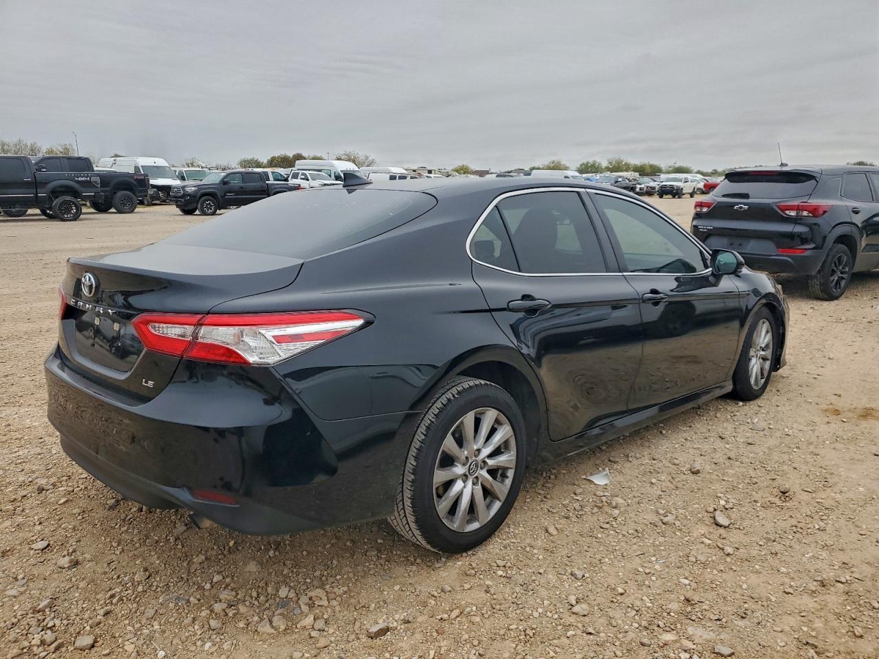 2020 Toyota Camry Le - Фото 3