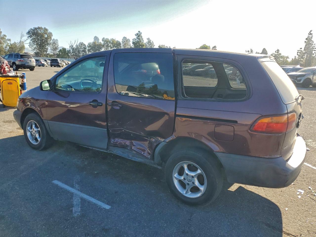 1998 Toyota Sienna Le - Фото 2