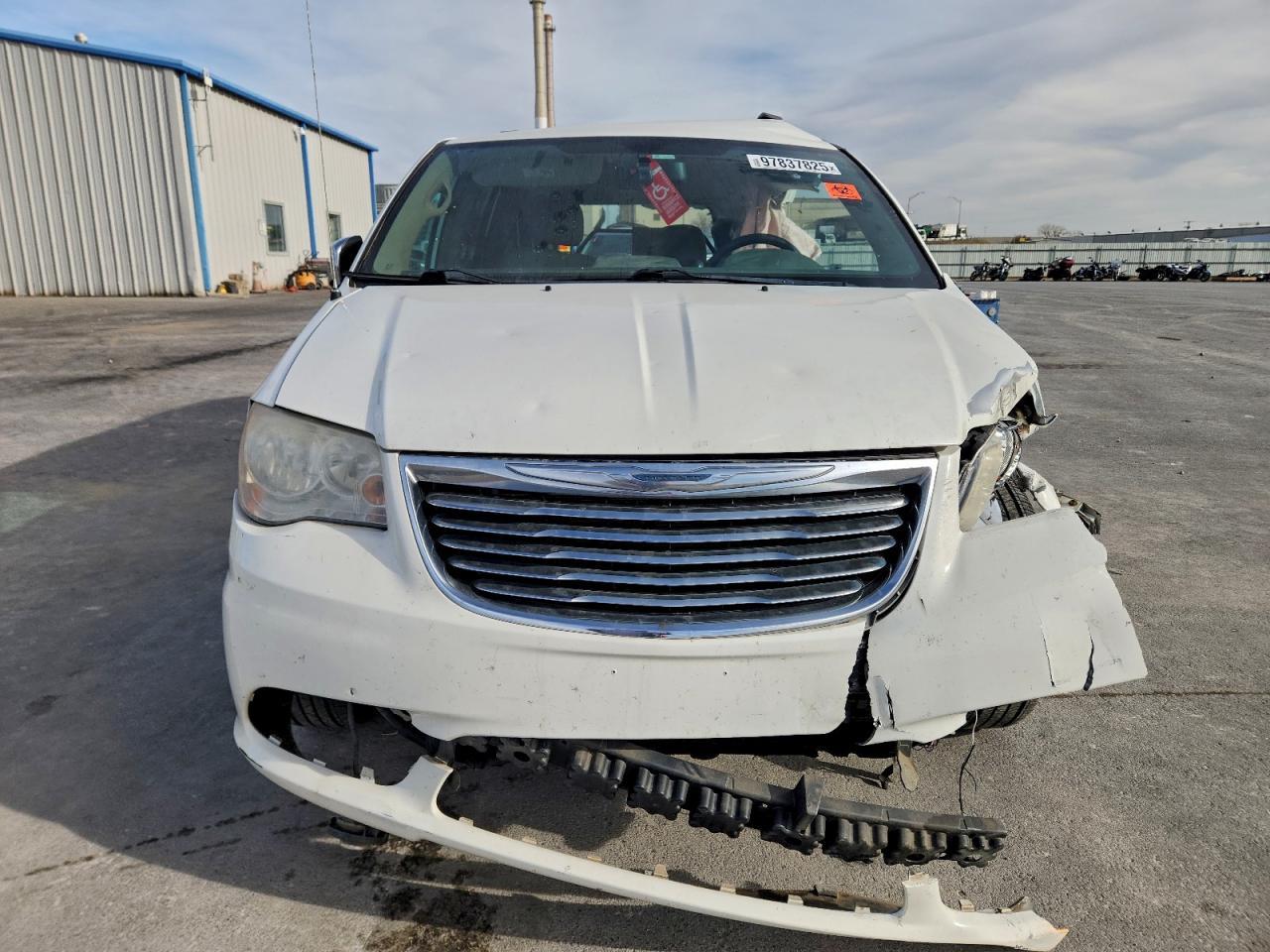 2013 Chrysler Town & Country Touring L - Image 5