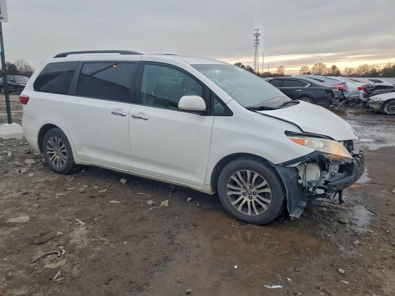 2016 Toyota Sienna Le - Image 4