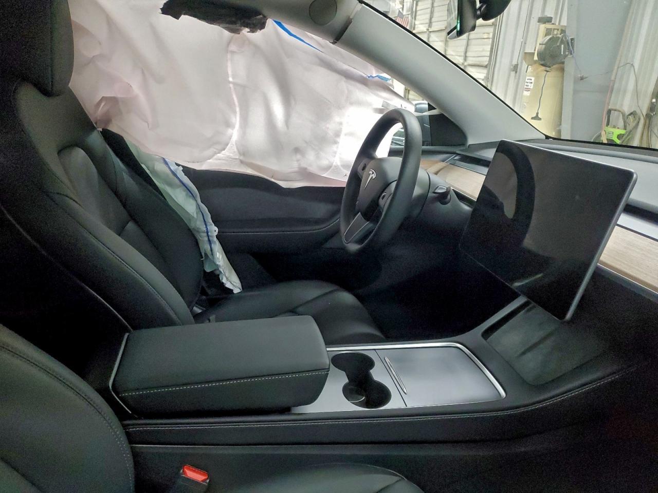 2025 Tesla Model Y - Фото 7