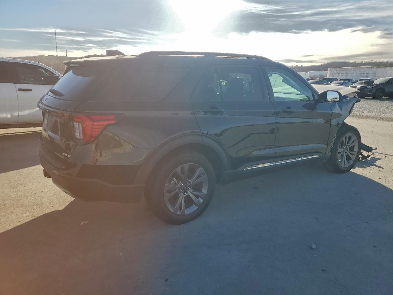 2025 Ford Explorer Active - Image 3