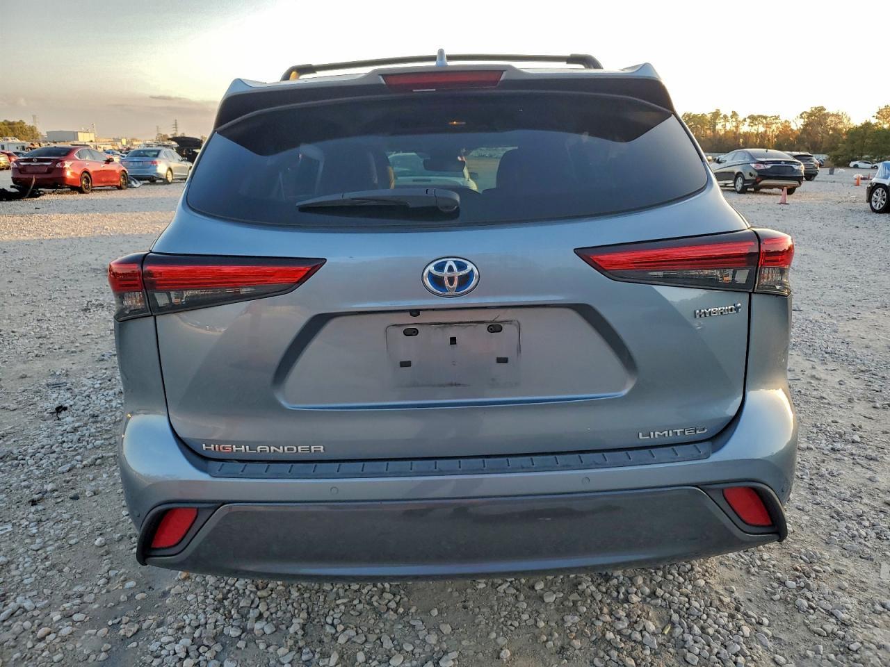 2023 Toyota Highlander Hybrid Limited - Image 6