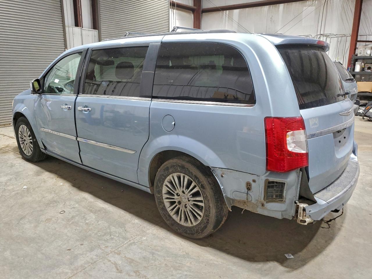 2013 Chrysler Town & Country Touring L - Фото 2