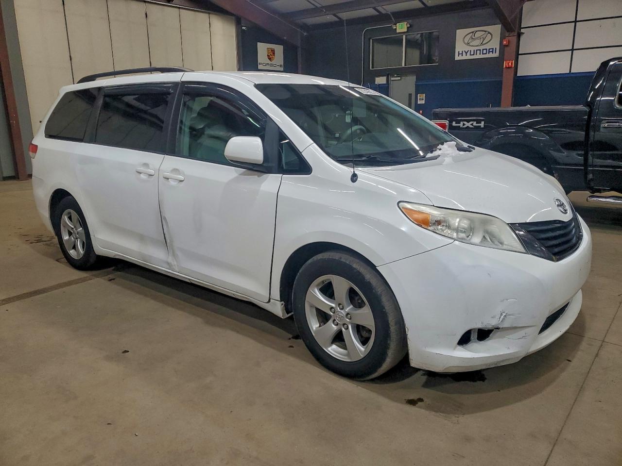 2014 Toyota Sienna Le - Image 4