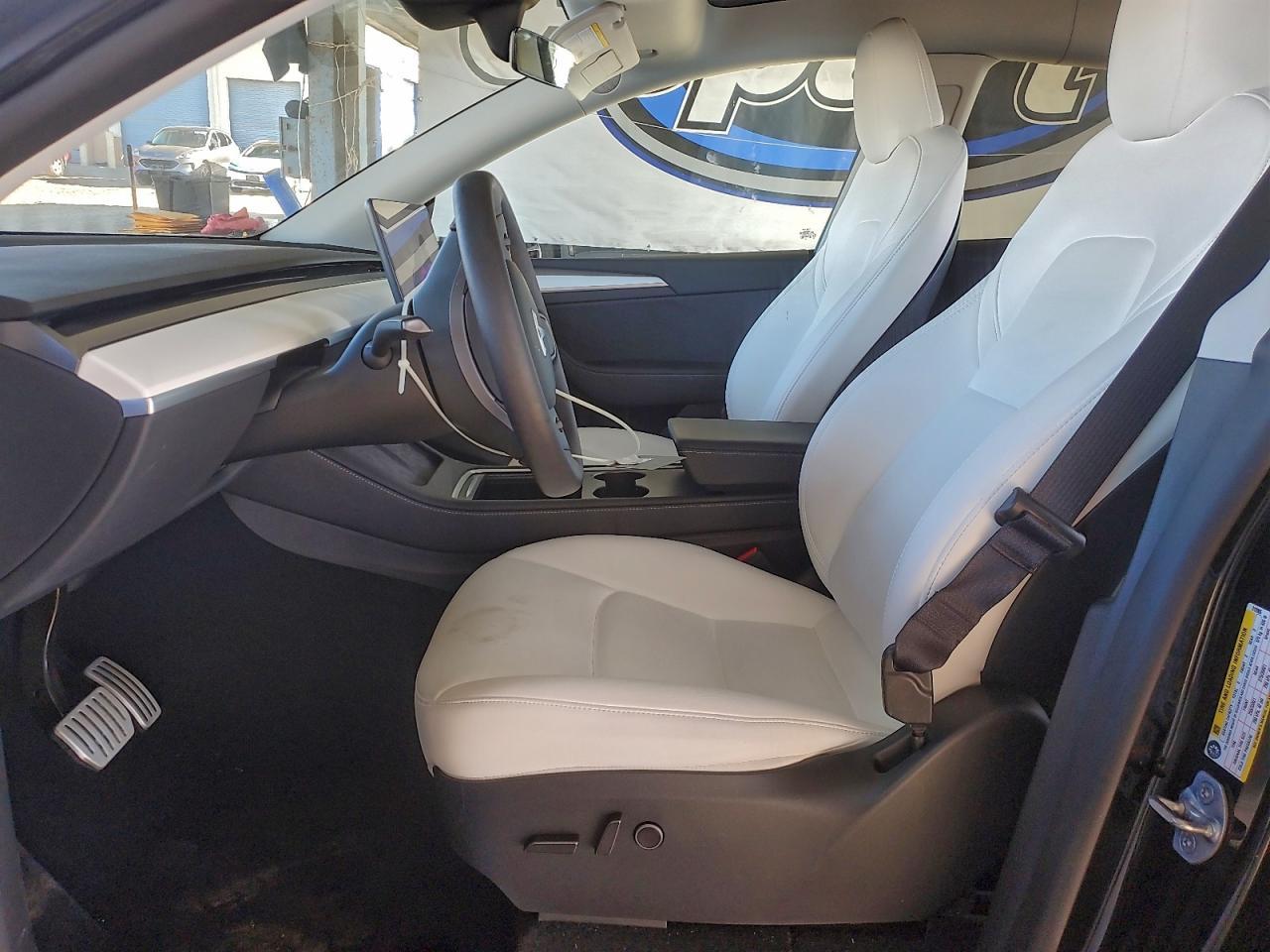 2025 Tesla Model Y - Image 7