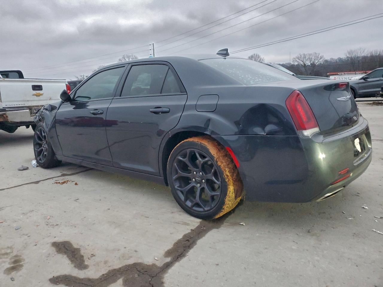 2019 Chrysler 300 Touring - Фото 2