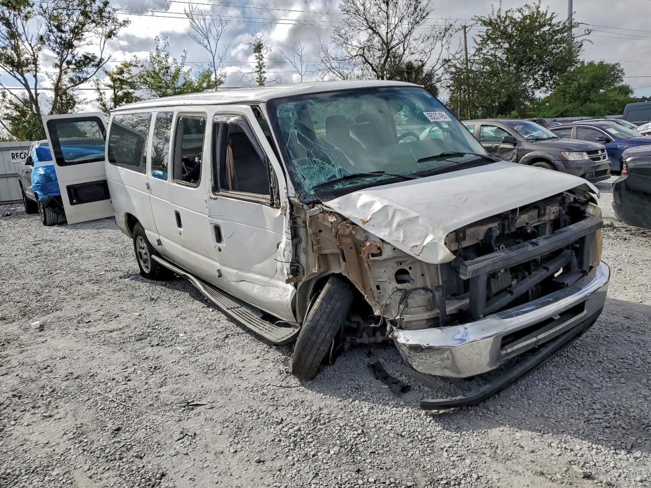 2010 Ford Econoline E350 Super Duty Wagon - Фото 4
