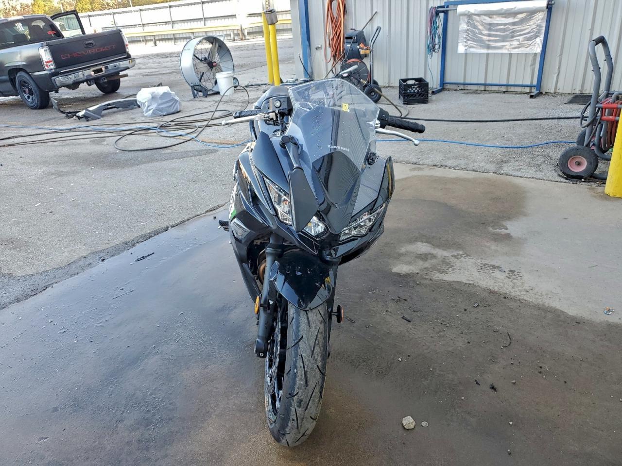 2025 Kawasaki Ex650 R - Фото 2