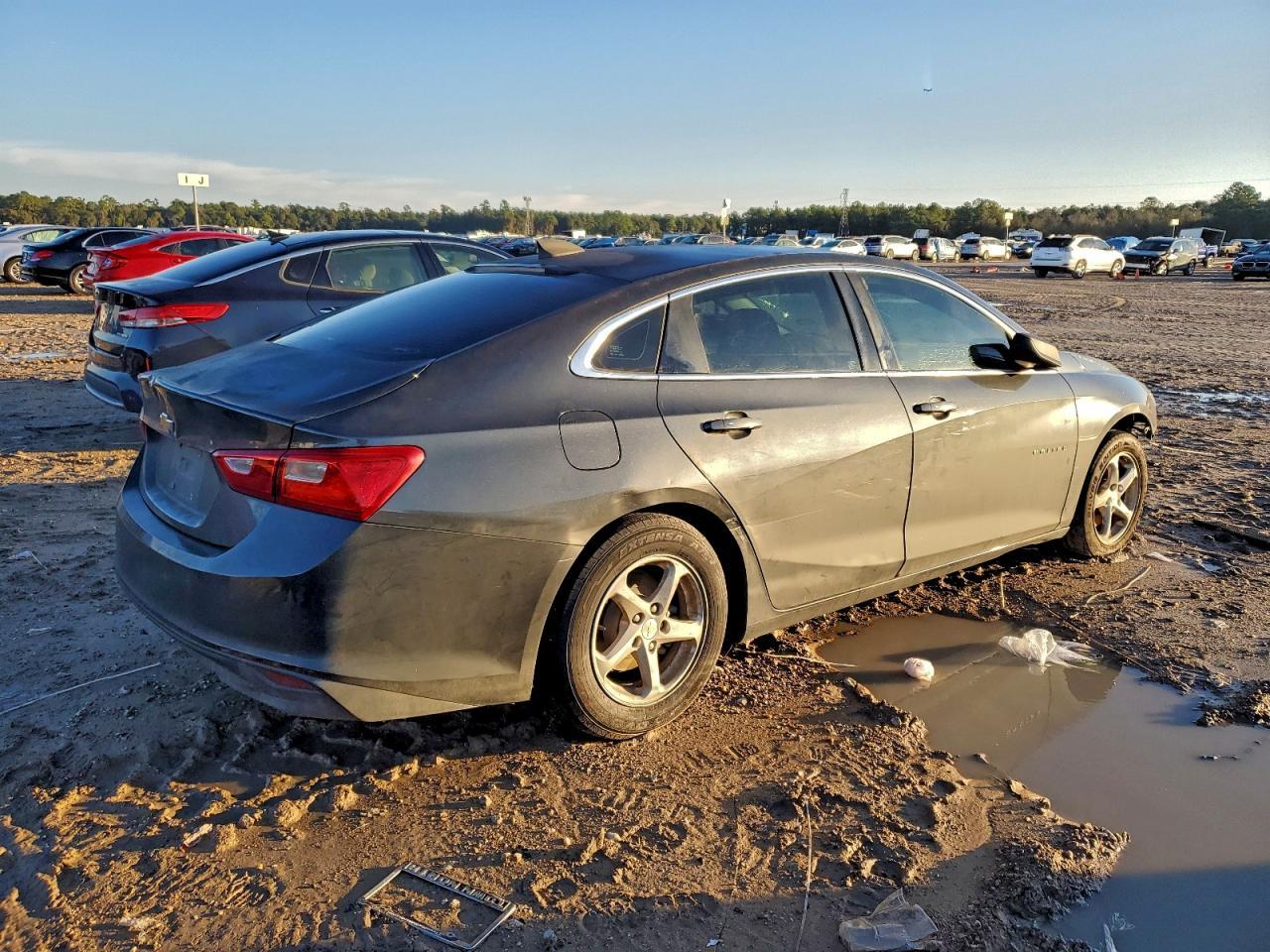 2017 Chev Malibu - Фото 3