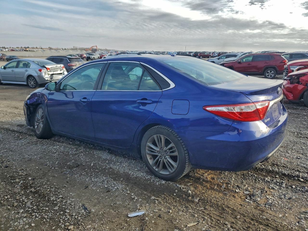 2015 Toyota Camry Le - Фото 2