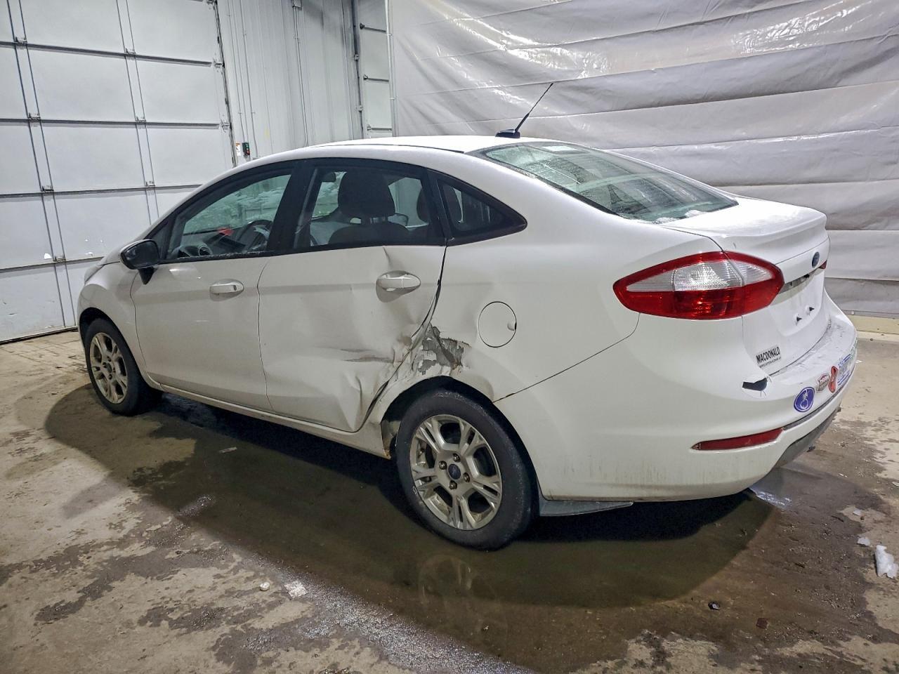 2015 Ford Fiesta Se - Фото 2