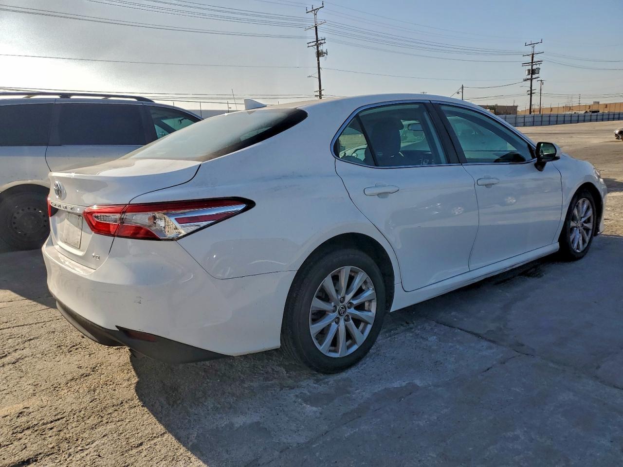 2020 Toyota Camry Le - Фото 3