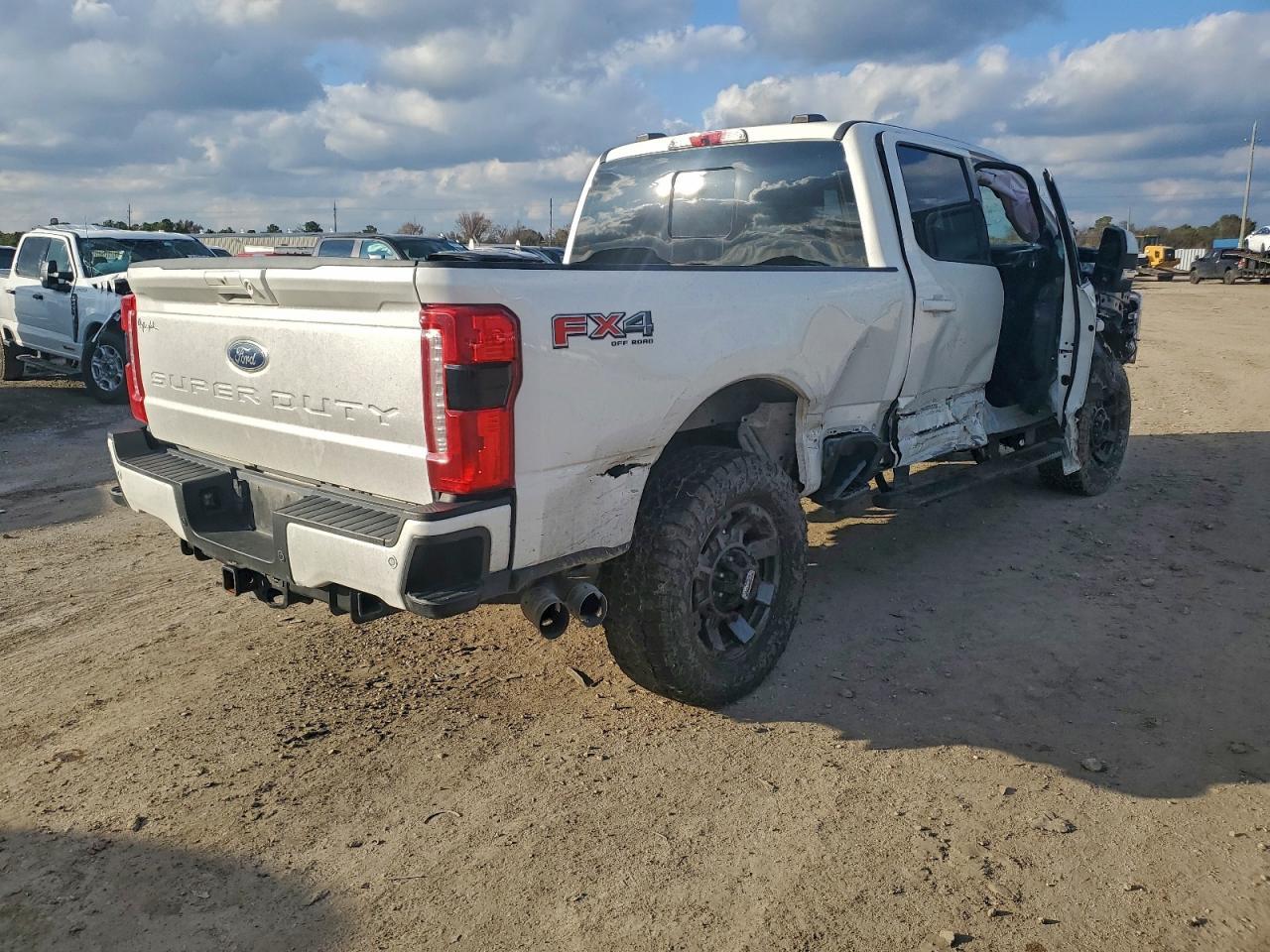 2023 Ford F250 Super Duty - Фото 3