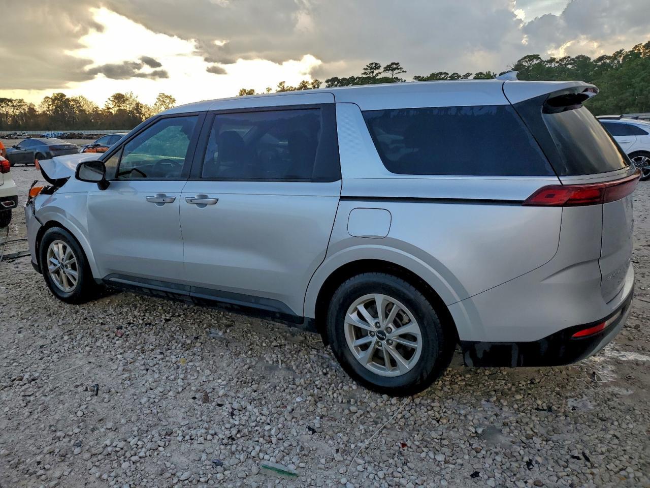 2023 Kia Carnival Lx - Image 2