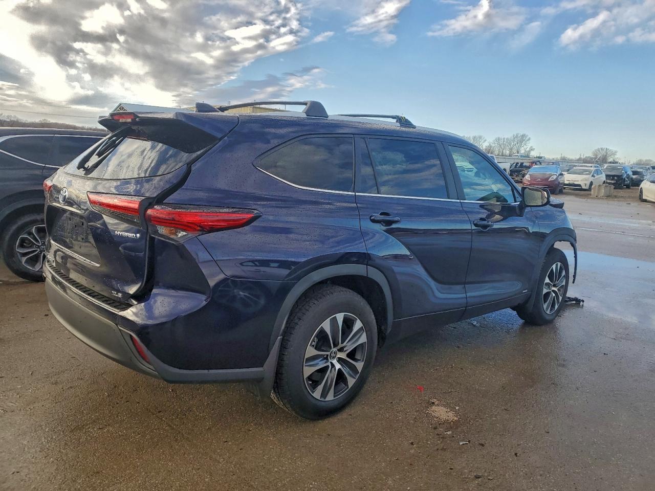 2023 Toyota Highlander - Image 3